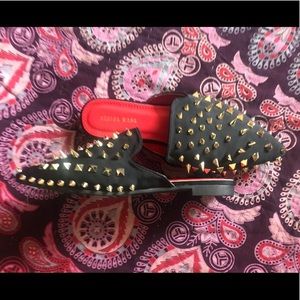 AZALEA WANG STUDDED MULE SIZE 7
